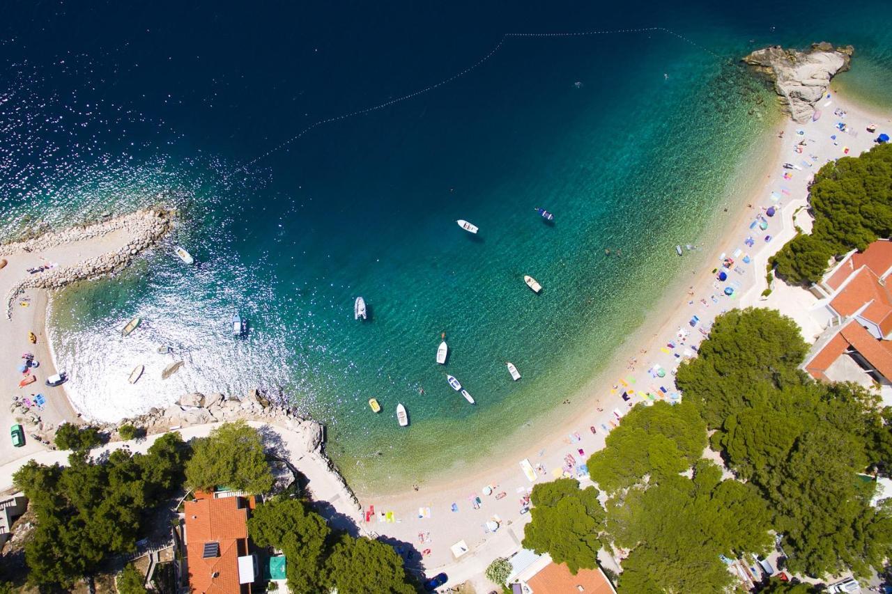 Apartments By The Sea Brela, Makarska - 11821 Екстериор снимка