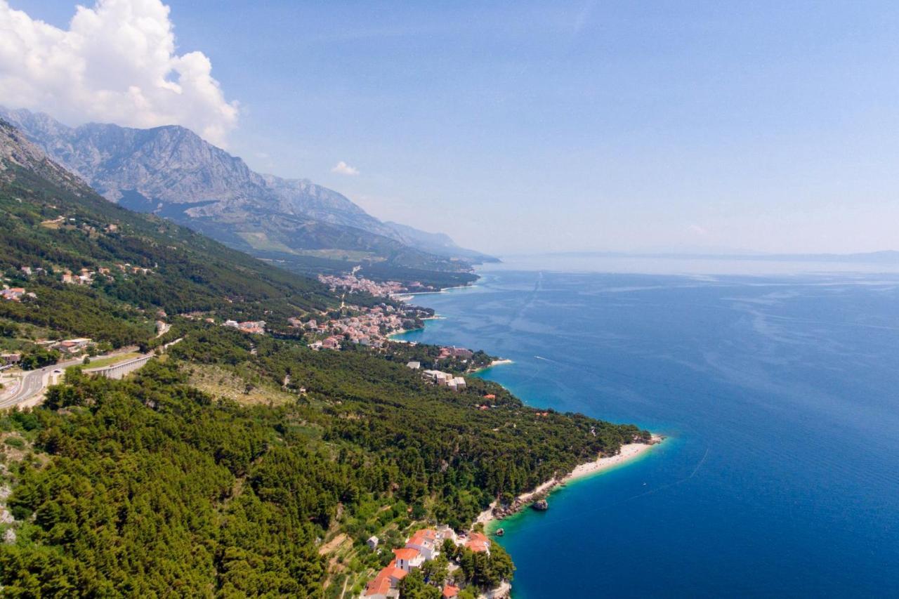 Apartments By The Sea Brela, Makarska - 11821 Екстериор снимка